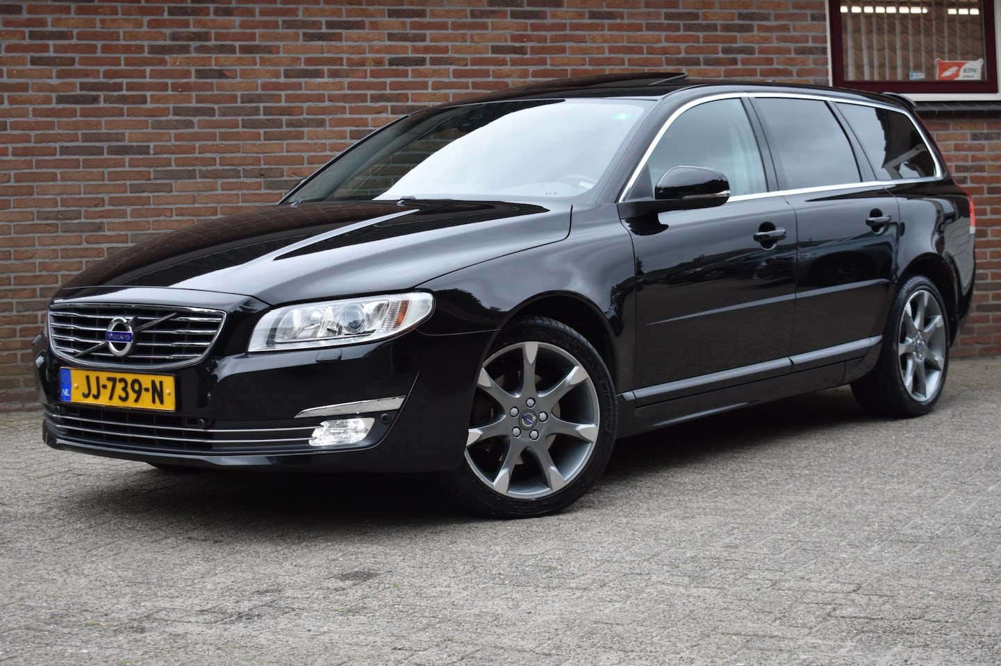 Volvo V70 - 2.0 D3 Polar+ '16 Xenon NL Auto NAP Leder Clima Cruise - AutoWereld.nl