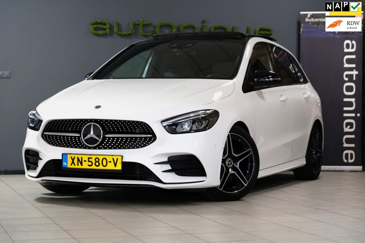 Mercedes-Benz B-klasse - 180 *AMG Pack* Panoramadak/Navi/Camera/Diamond Gril/'18LMV - AutoWereld.nl