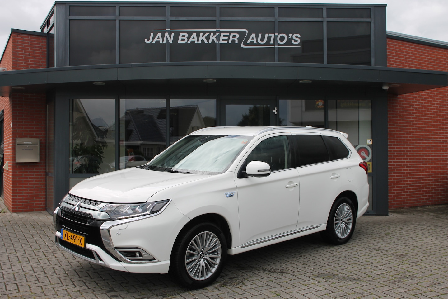 Mitsubishi Outlander - 2.4 PHEV Intense ✅ Trekhaak ✅ Automaat ✅ Rijklaar ✅ - AutoWereld.nl
