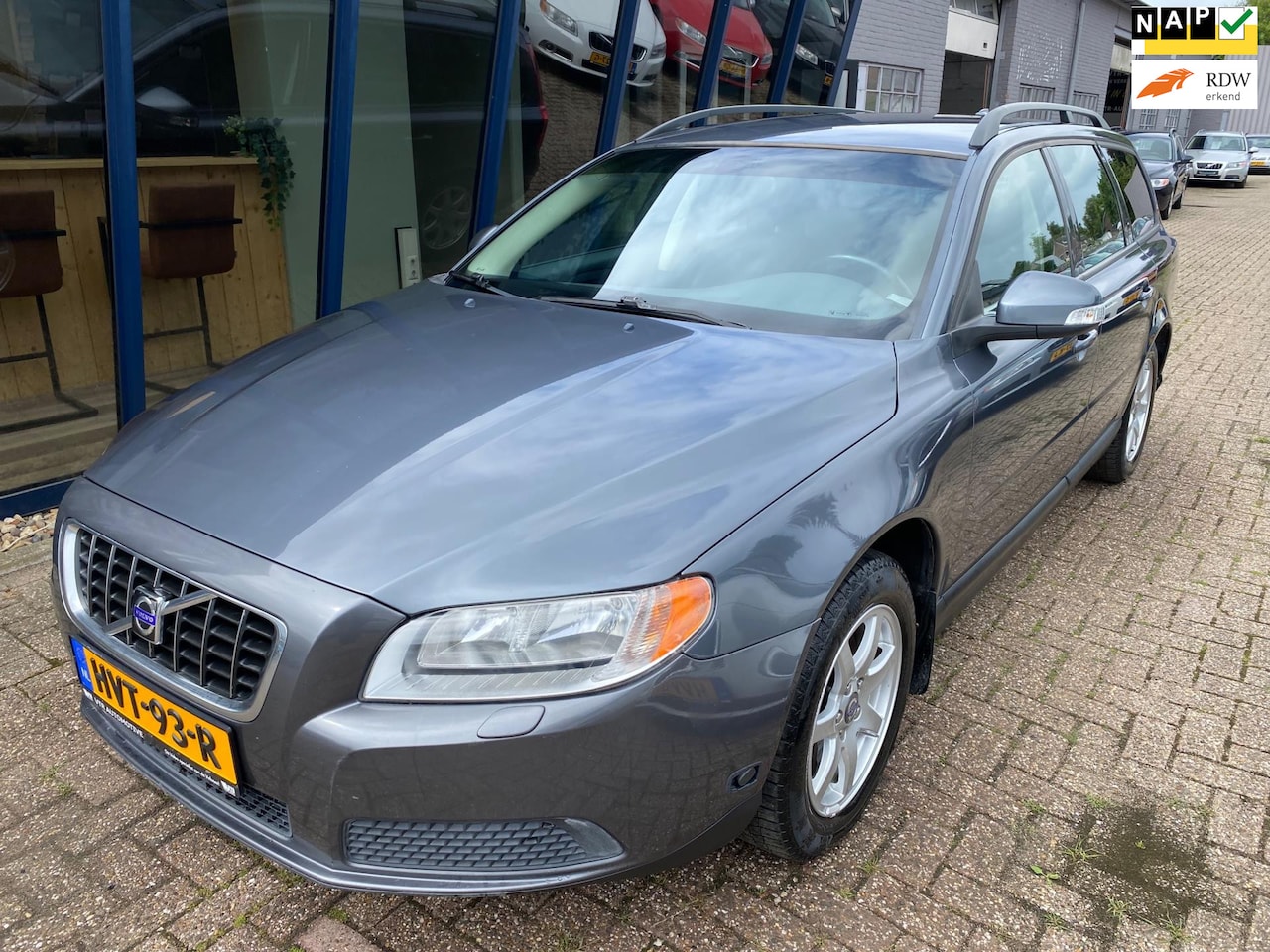 Volvo V70 - 2.5T Kinetic Automaat / Trekhaak / DVD Schermen - AutoWereld.nl