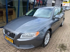 Volvo V70 - 2.5T Kinetic Automaat / Trekhaak / DVD Schermen