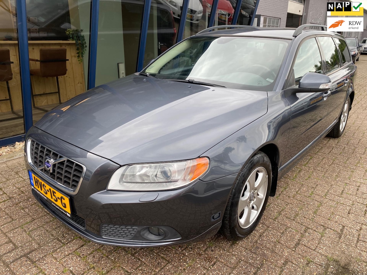 Volvo V70 - 2.5FT Momentum Automaat H.LEER / XENON / TREKHAAK - AutoWereld.nl