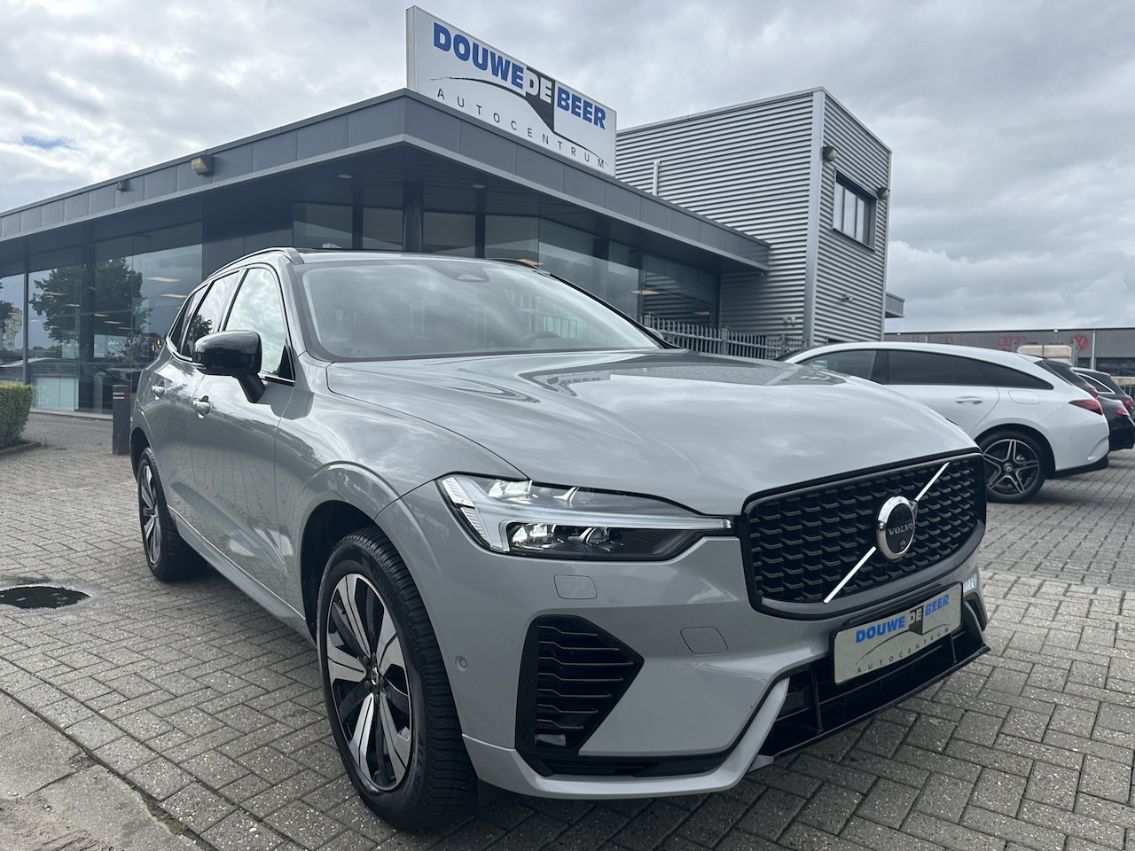 Volvo XC60 - 2.0 T6 Plug-in hybrid AWD Plus Dark Pano-Dak | 360-Camera | Adapt. LED | Stoel & Stuurverw - AutoWereld.nl