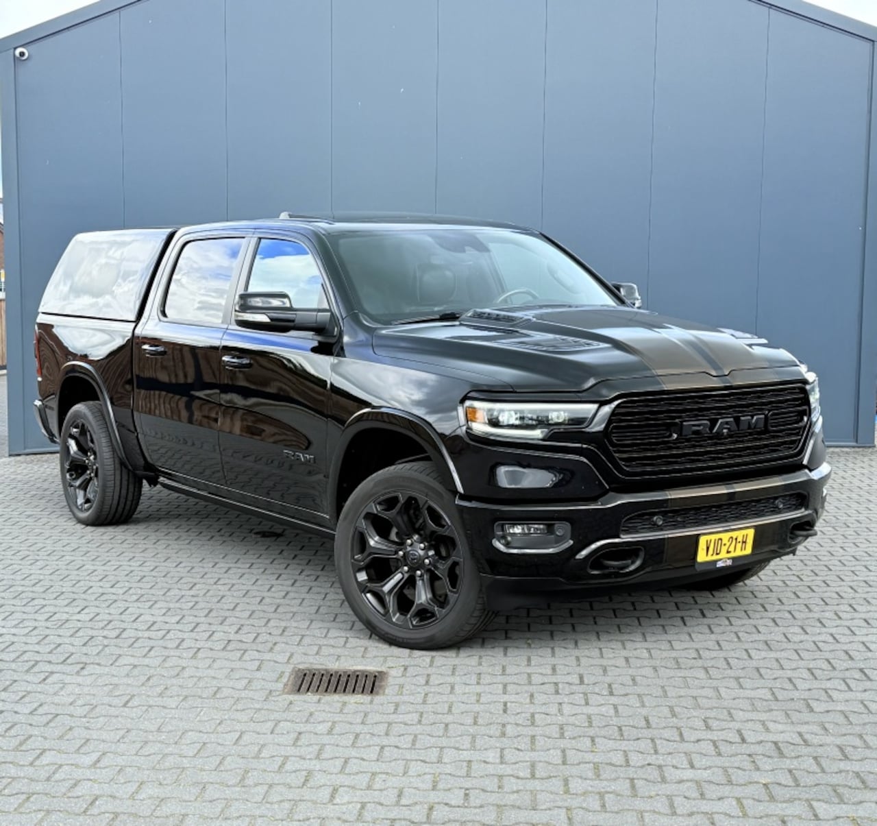 Dodge Ram 1500 - 5.7 HEMI V8 4x4 CC LIMITED PANO LUCHTV - AutoWereld.nl