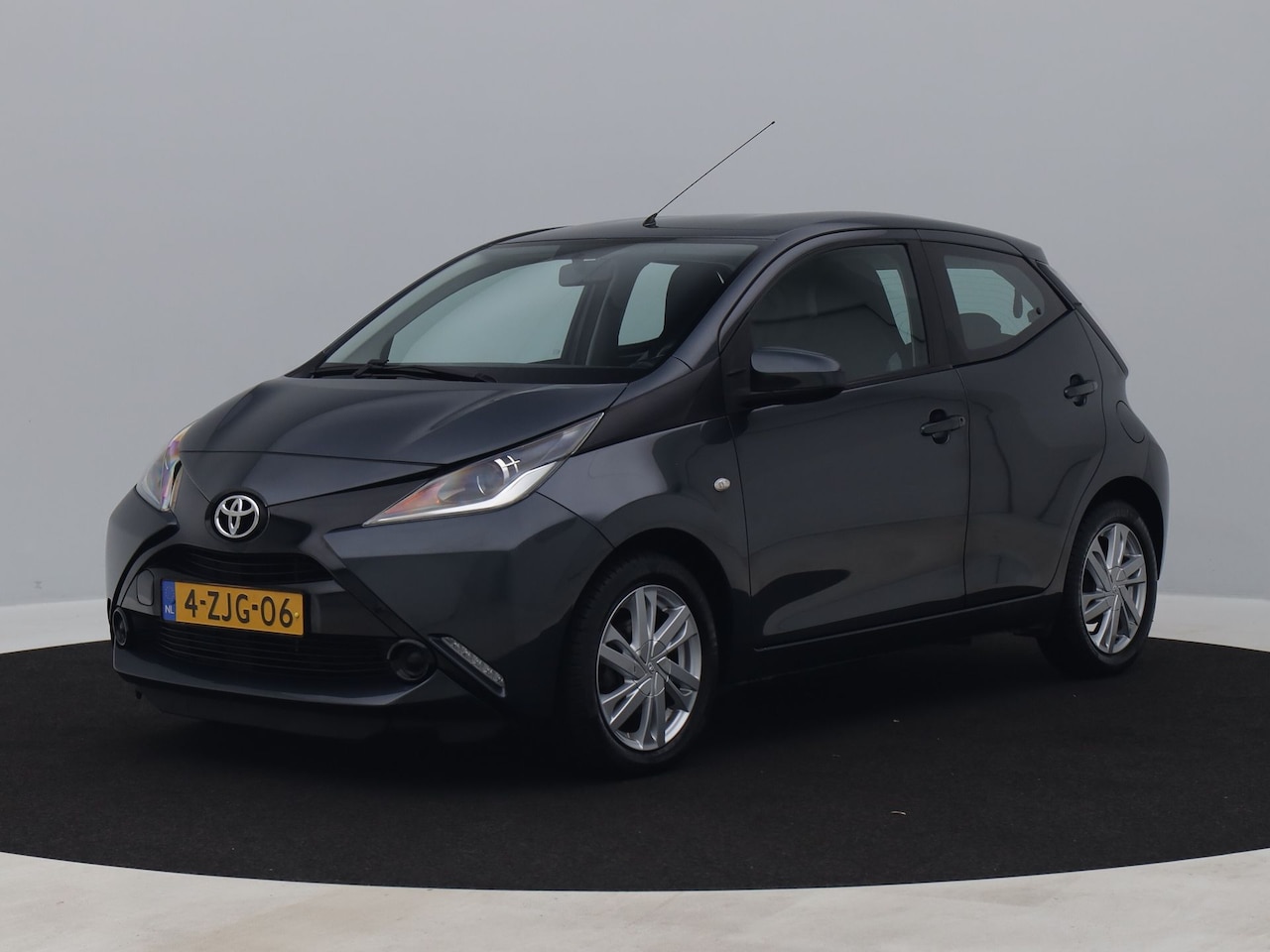 Toyota Aygo - 1.0 VVT-i 5 Deurs X-play | CAMERA | 15" | ONDERHOUDEN - AutoWereld.nl