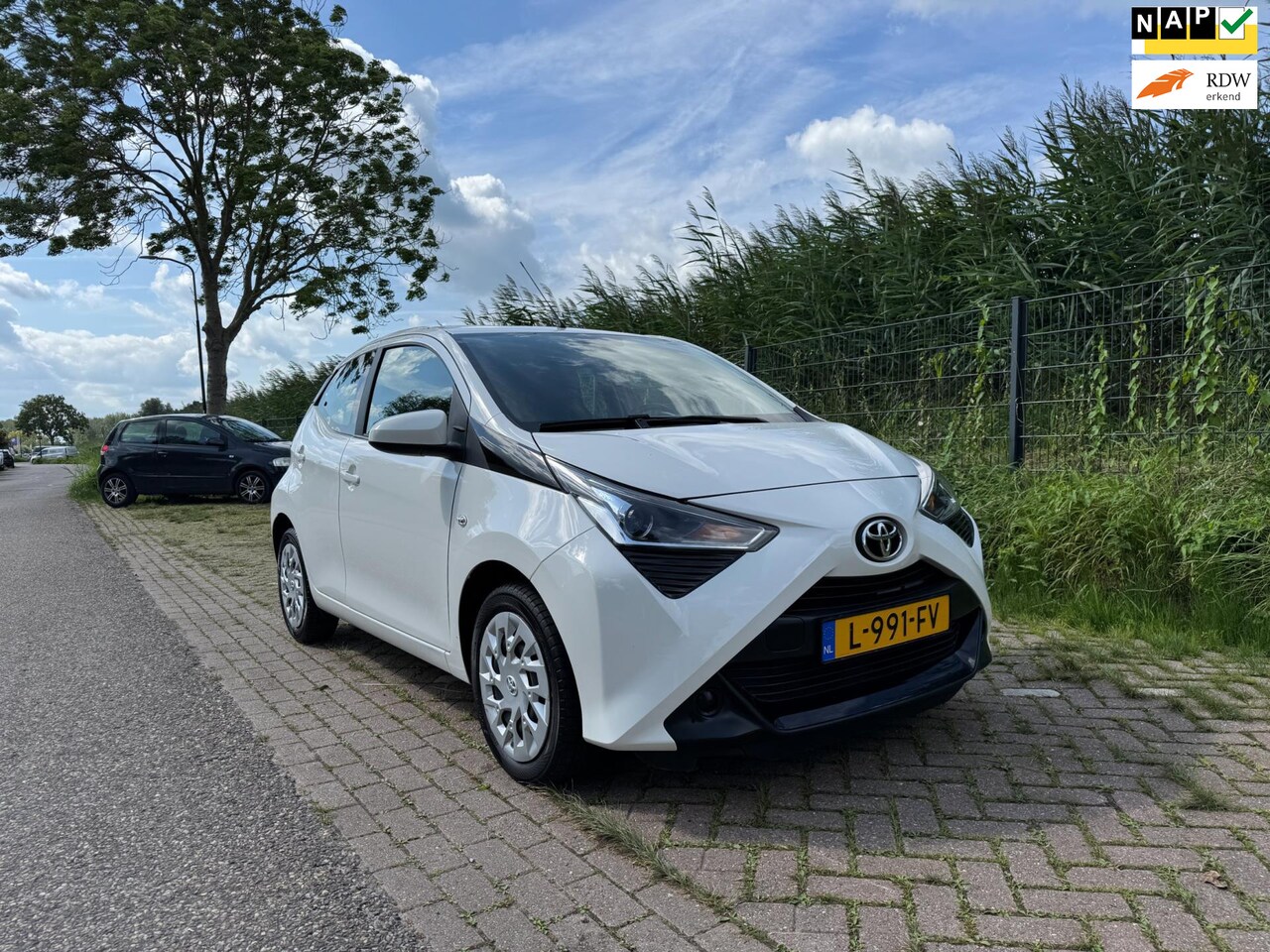 Toyota Aygo - 1.0 VVT-i x-play 1.0 VVT-i x-play, Camera, Apple CarPlay, Navigatie, 1e eigenaar, Dealer onderhouden, Boekj - AutoWereld.nl