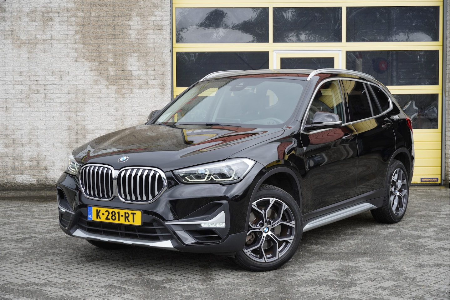 BMW X1 - sDrive20i 180PK! Automaat Executive Edition X-Line BJ2021 Lmv 18" | Led | Sideskirts | Tre - AutoWereld.nl