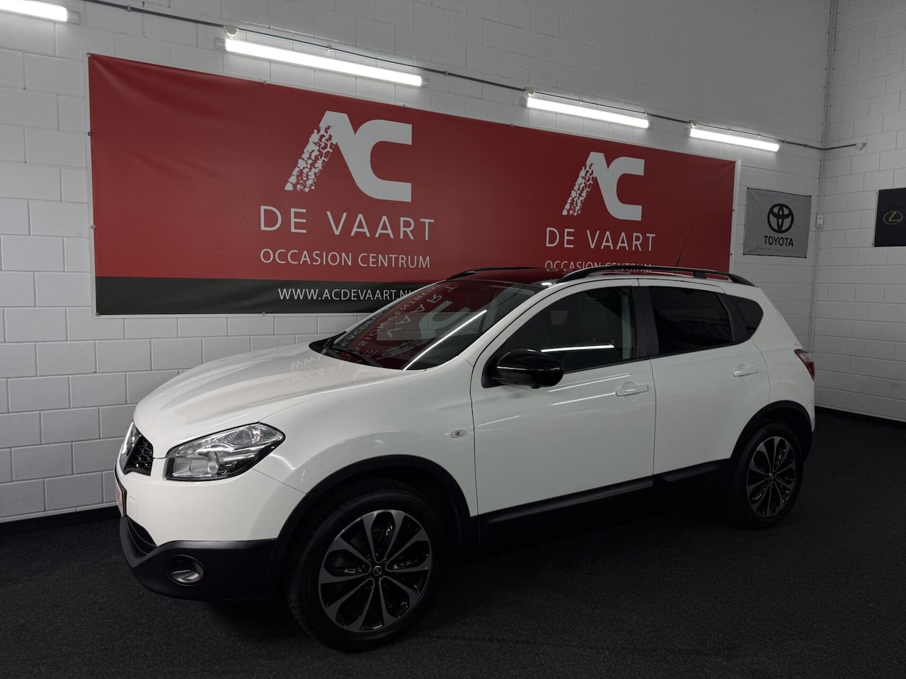Nissan Qashqai - 1.6 360 - NAVI/PANODAK/LEER/CAM/TREKHAAK/NAP - AutoWereld.nl
