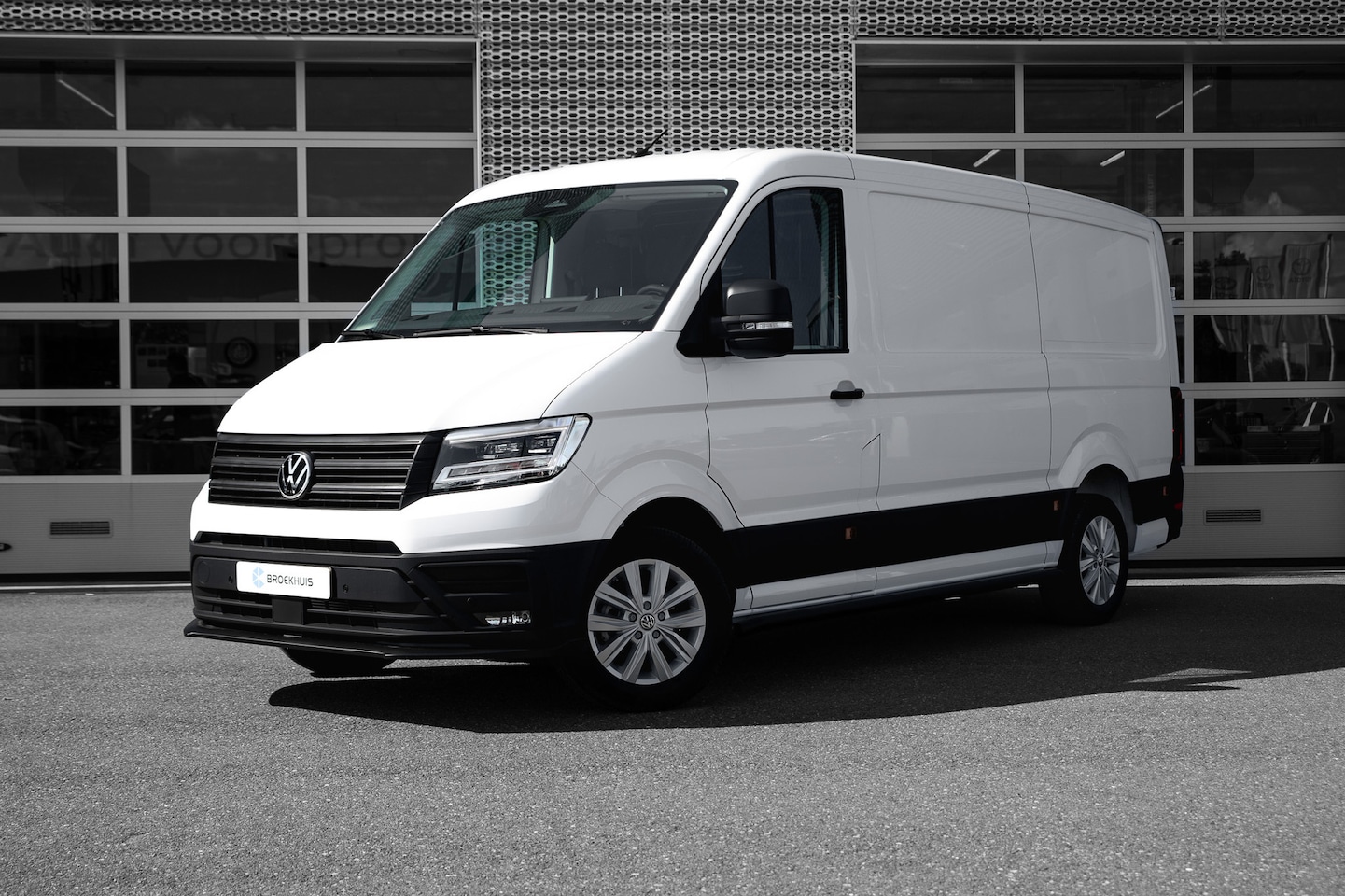 Volkswagen Crafter - Exclusive BPM Vrij | Betimmering | Side Bars | Led | Digitaal Display | Trekhaak | Automaa - AutoWereld.nl