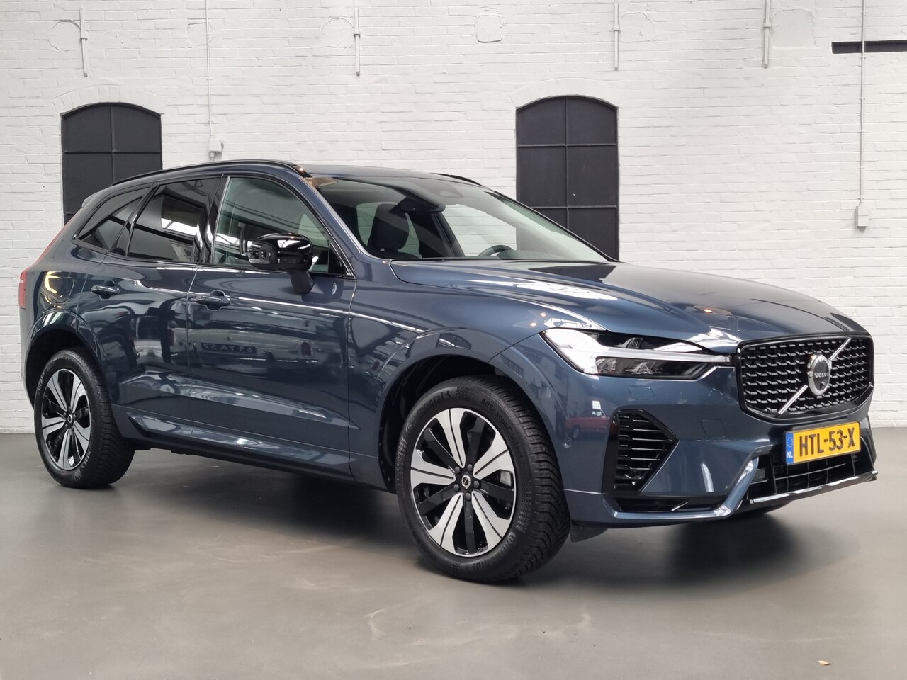 Volvo XC60 - 2.0 T6 Plug-in hybrid AWD Plus Dark PANO / 360 CAMERA / LEER / STUUR EN STOELVERWARMING - AutoWereld.nl