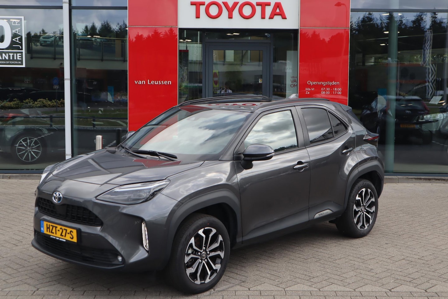 Toyota Yaris Cross - 1.5 HYBRID STYLE PANORAMADAK HEAD-UP KEYLESS STOEL/STUURVERWARMING 17"LM-VELGEN PRIVACY-GL - AutoWereld.nl