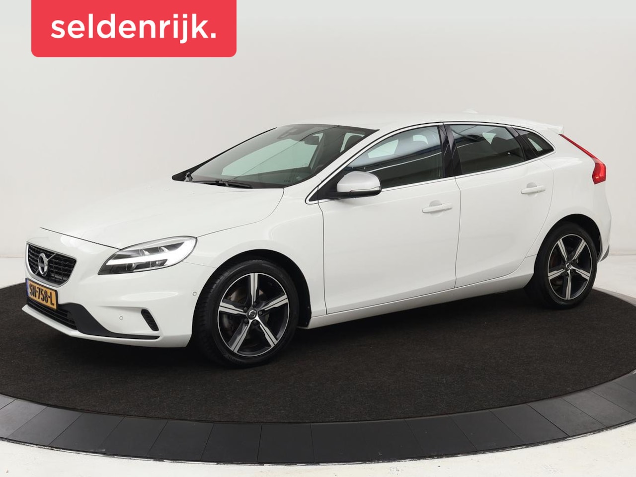 Volvo V40 - 2.0 T4 Business Sport | Stoelverwarming | Leder/Alcantara | Full LED | Navigatie | Climate - AutoWereld.nl