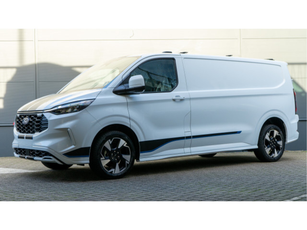Ford Transit Custom - 320 2.5 PHEV L2H1 Sport | Driver Assistance Pack | 19 inch | Trekhaak | B&O | BLIS Dodehoe - AutoWereld.nl