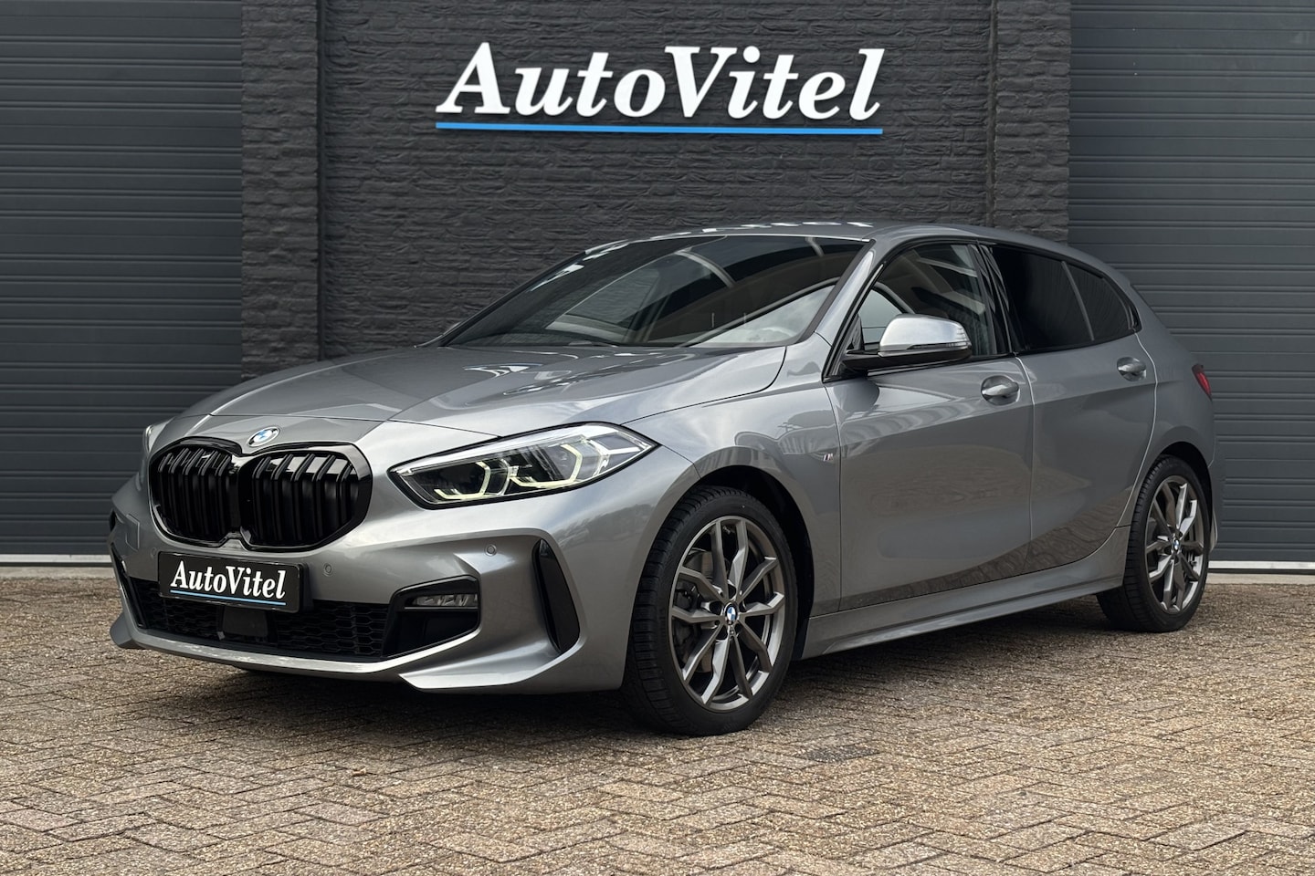 BMW 1-serie - 118i M-sport | Sportstoelen | Live Cockpit Pro | M-onderstel | Fabrieksgarantie | 23.700 K - AutoWereld.nl