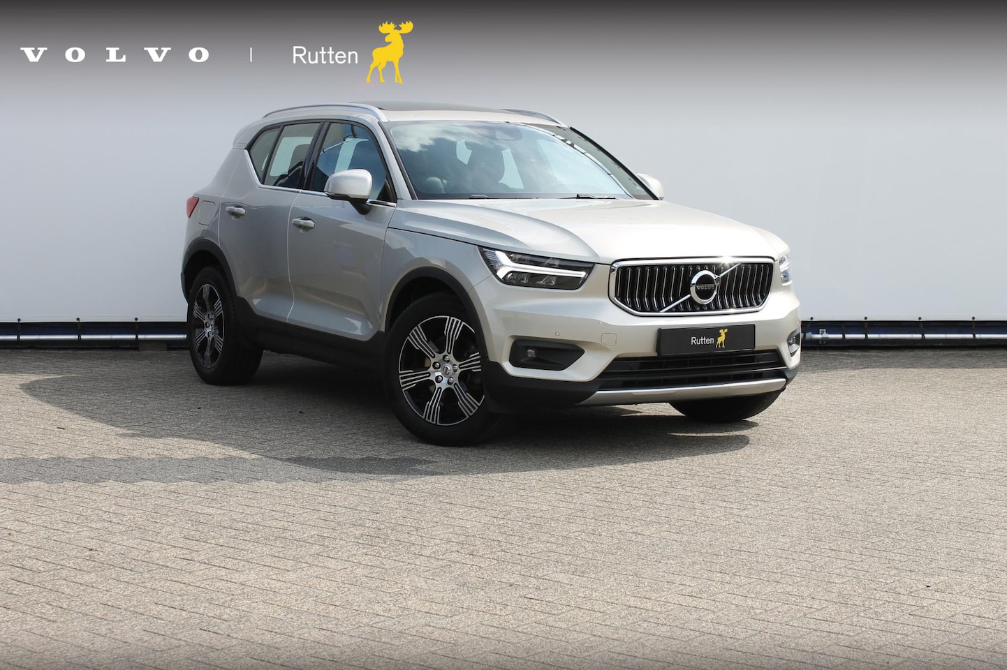 Volvo XC40 - T4 190PK Automaat Inscription Panoramisch schuif-kanteldak / Stoelverwarming  / Cruise con - AutoWereld.nl