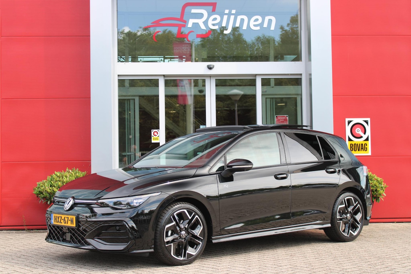 Volkswagen Golf - 1.5 eTSI 150PK AUTOMAAT R-LINE EDITION 8.5! | NIEUW MODEL! | PANORAMISCH SCHUIF/KANTEL DAK - AutoWereld.nl