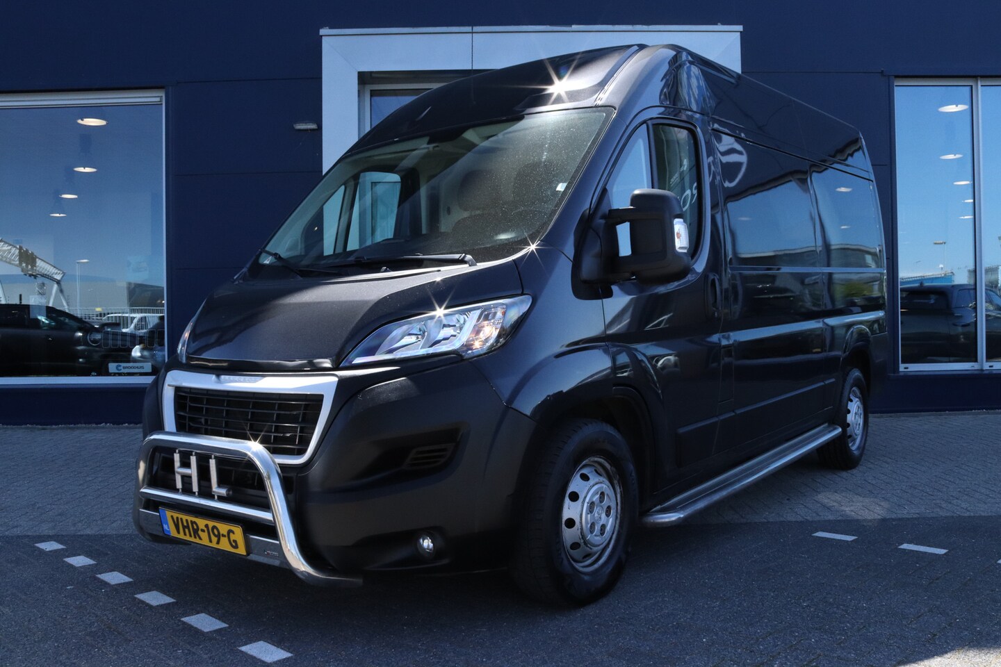 Peugeot Boxer - 435 2.2 BlueHDi 165 L2H2 Zwaar Premium | Cruise Control | Trekhaak | Navi | Sidebars | Air - AutoWereld.nl