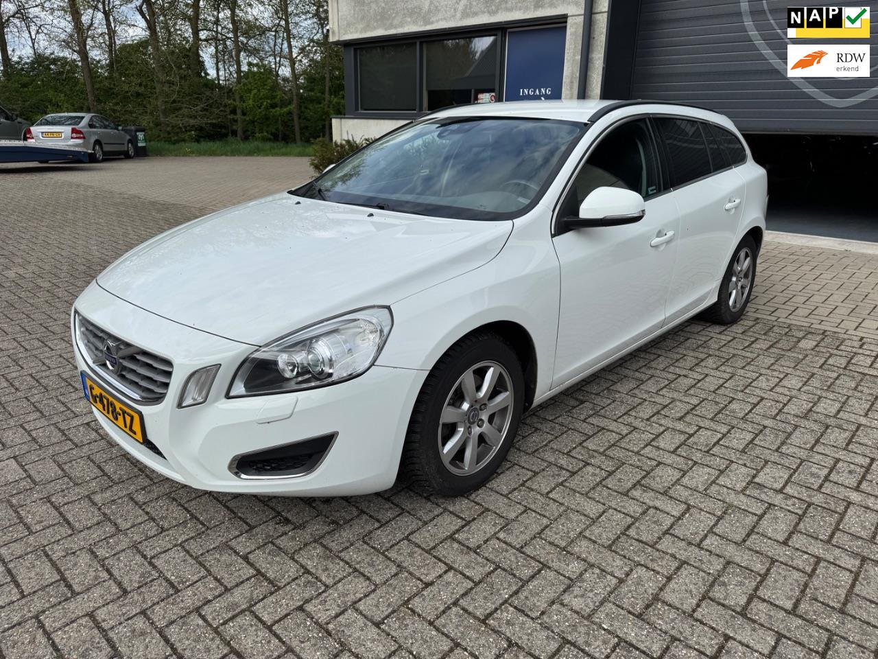 Volvo V60 - 2.0T Momentum Full option, Trekhaak, Navi, PDC, Cruise, enz. - AutoWereld.nl