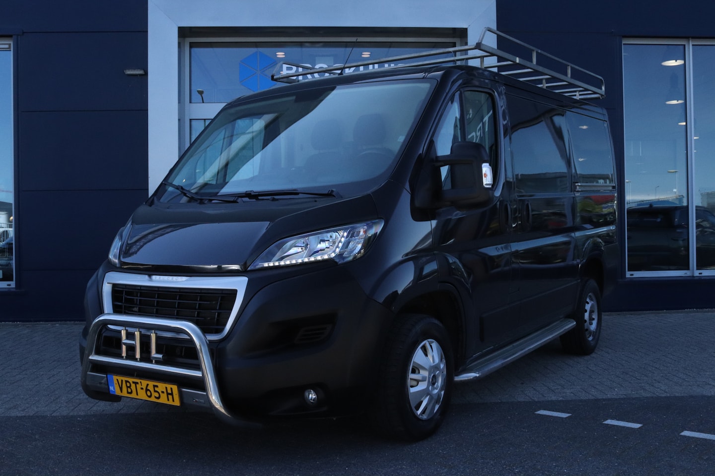 Peugeot Boxer - 330 2.0 BlueHDI L1H1 Premium Pack | Cruise Control | Trekhaak | Camera | Imperiaal | Navi - AutoWereld.nl