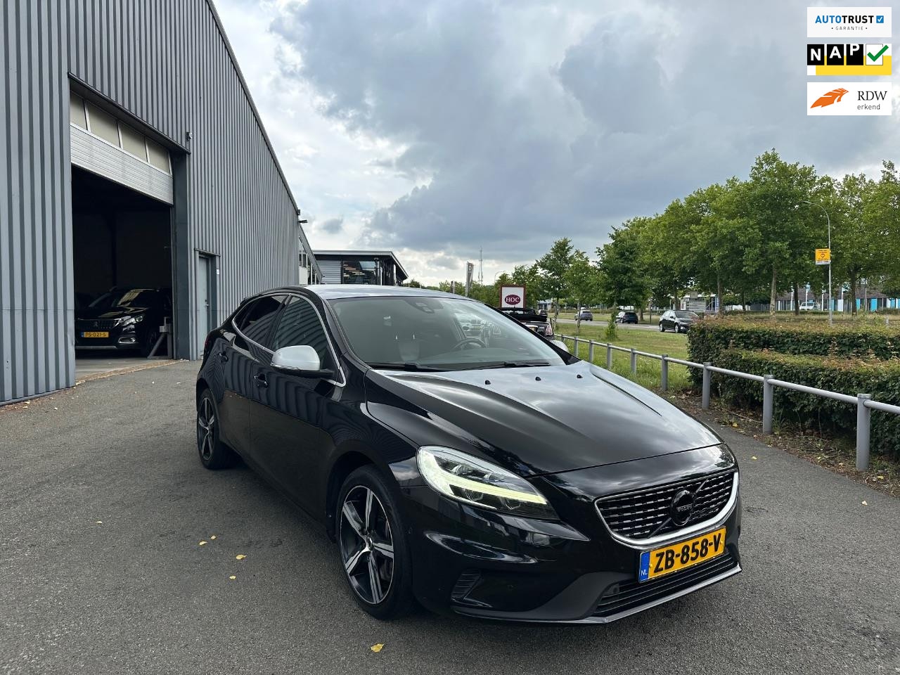 Volvo V40 - 1.5 T3 Polar+ Sport, BTW, Black on Black, Full Panodak, Full Option - AutoWereld.nl