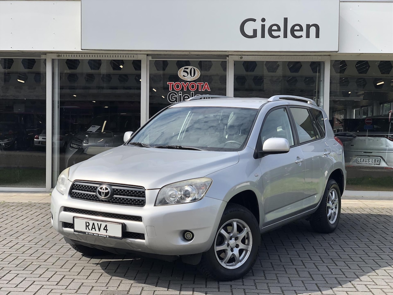 Toyota RAV4 - 2.0 VVT-I | Navigatie, Parkeercamera, Centrale deurvergrendeling, Groot scherm - AutoWereld.nl
