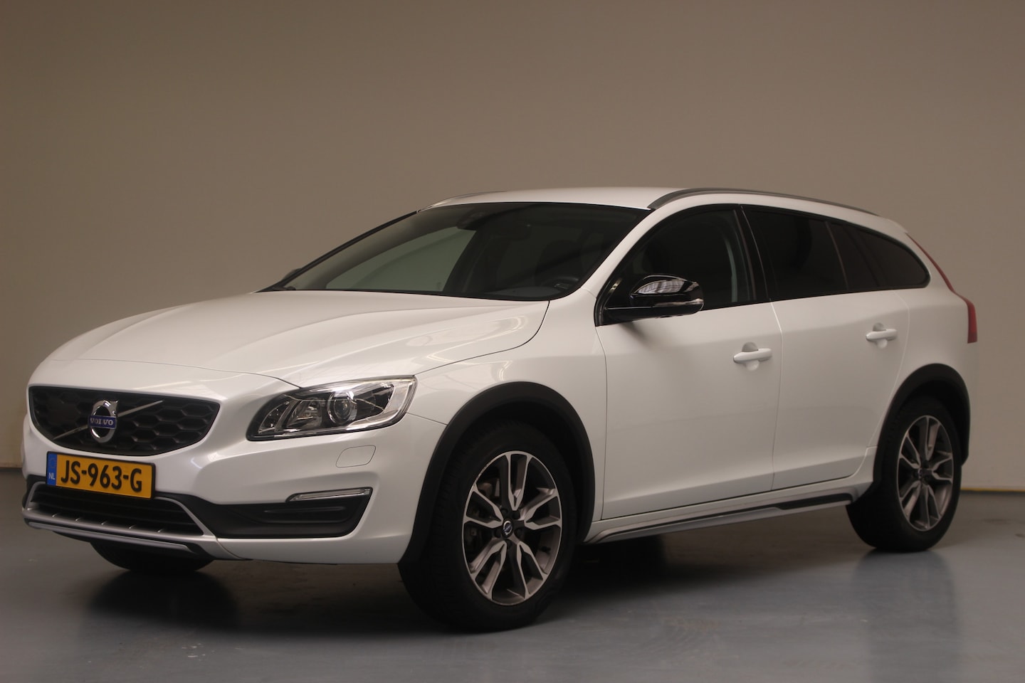 Volvo V60 Cross Country - T5 245pk Nordic+ | Rijklaarprijs | Trekhaak | - AutoWereld.nl