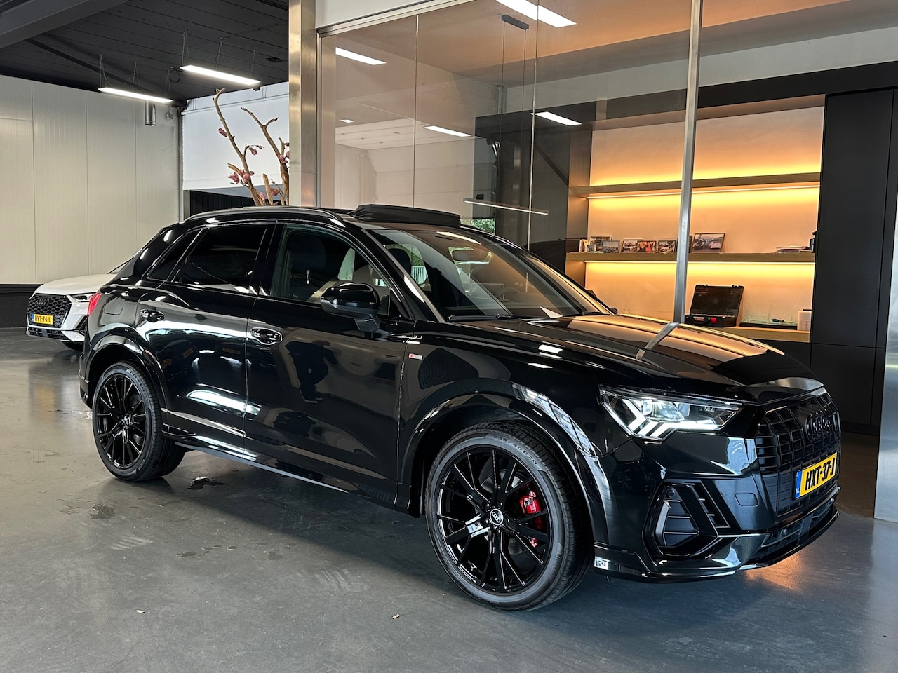 Audi Q3 - 35 TFSI S Line Pano Sfeerverl. Camera Keyless - AutoWereld.nl