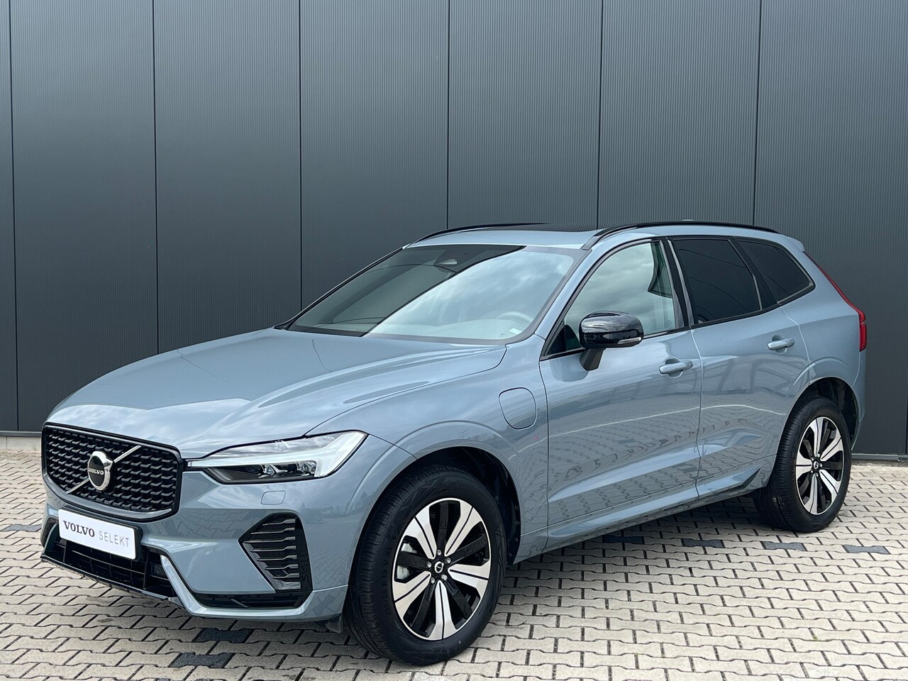 Volvo XC60 - T6 Plug-in hybrid AWD Plus Dark | Trekhaak | Gelaagd Glas | Sportstoelen | Panoramadak | C - AutoWereld.nl