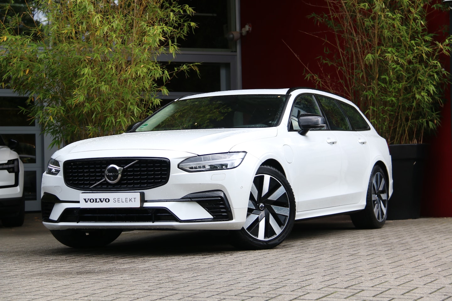 Volvo V90 - 2.0 T6 Plug-in hybrid AWD Ultra Dark | Luchtvering | Trekhaak | 360 Camera | Pilot Assist - AutoWereld.nl