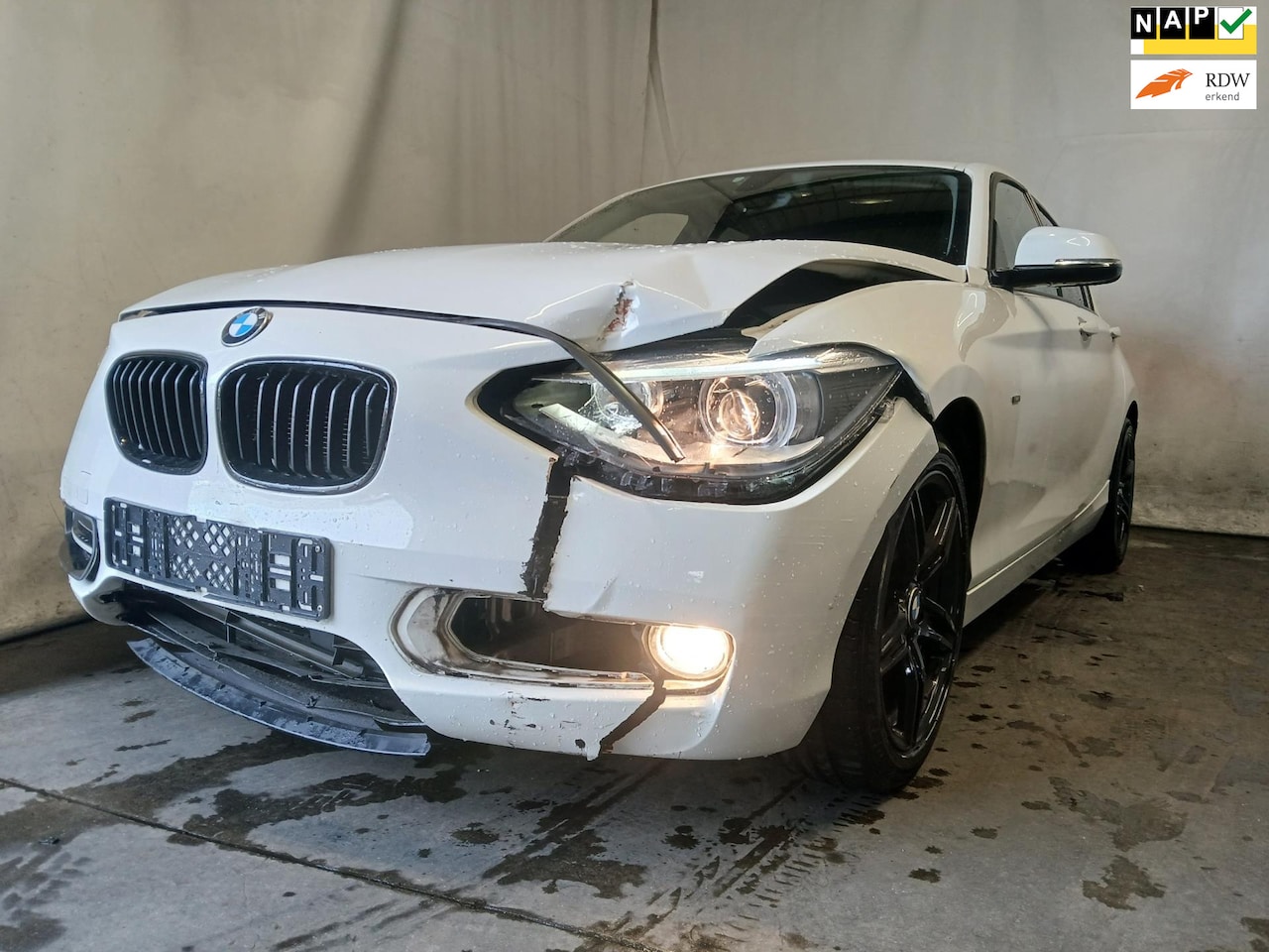 BMW 1-serie - 116i Business+ - Airco - Navi - Front Schade - AutoWereld.nl