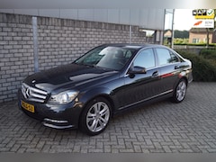 Mercedes-Benz C-klasse - 180 Ambition Avantgarde Autom Half Leder/Stof Navi Clima Cruise 2x PDC LMV Trekhaak NL Aut