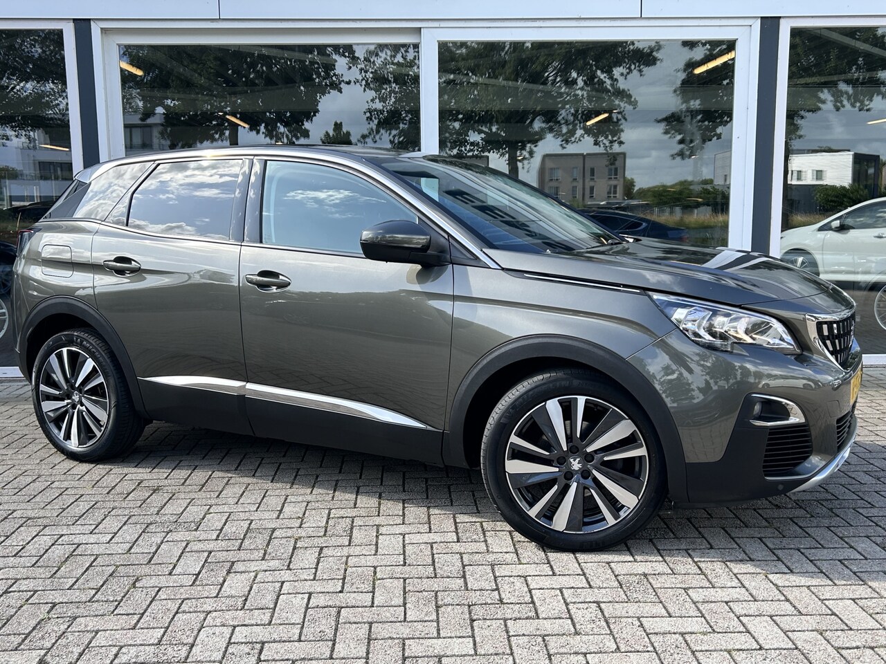 Peugeot 3008 - 1.2 PureTech Blue Lease Premium 50% deal 7.975,- ACTIE Carplay / Navi / Clima / Cruise / 1 - AutoWereld.nl