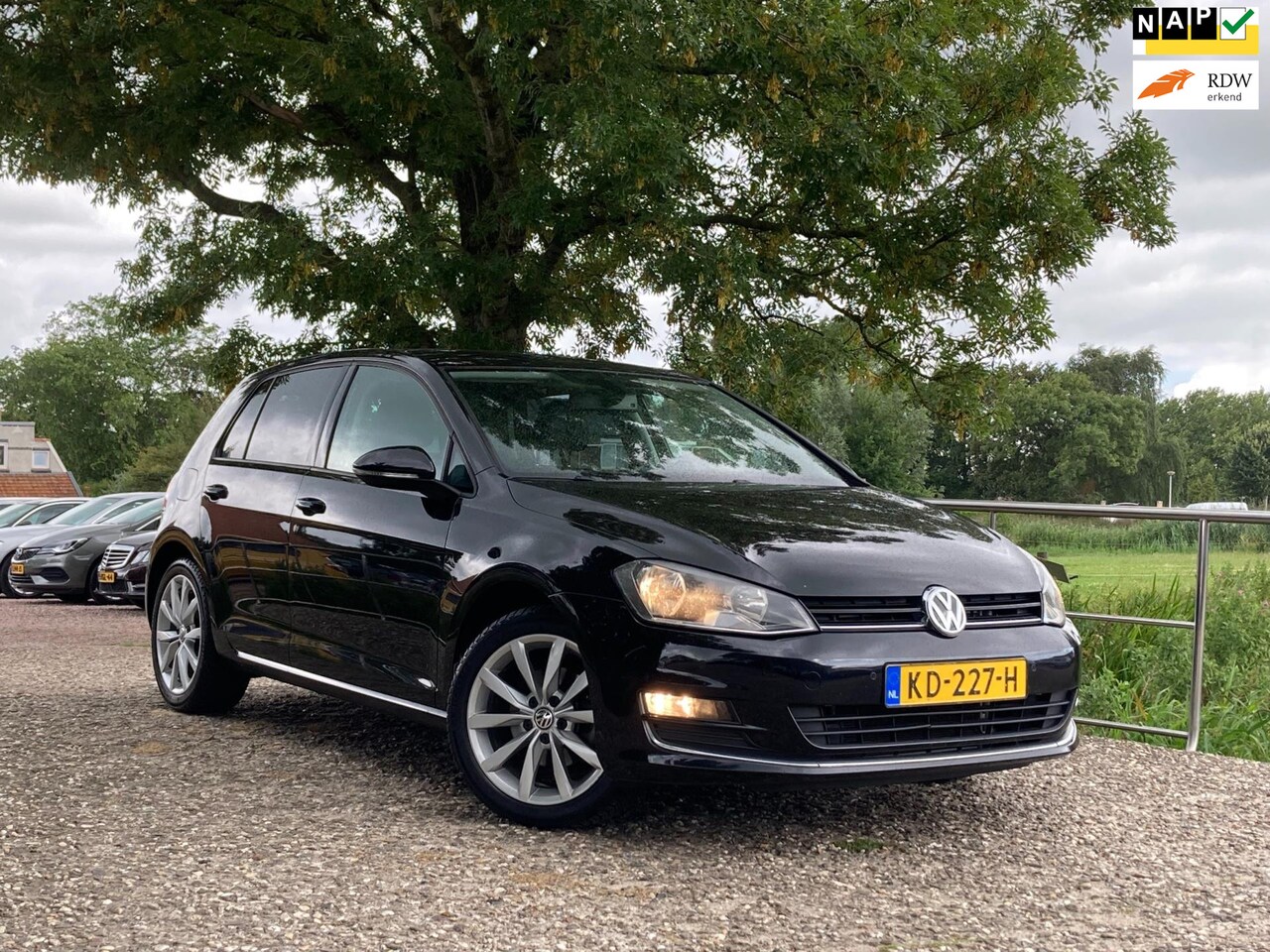 Volkswagen Golf - 2.0 TDI Connected Series | Automaat + Half leder + Cruise + Clima nu € 11.975,-!!! - AutoWereld.nl