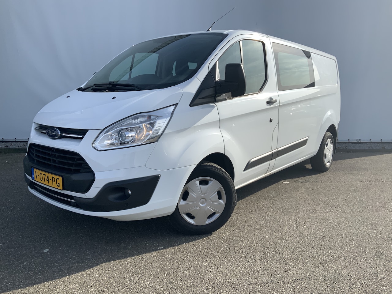 Ford Transit Custom - 290 2.0 TDCI L2H1 6 Zits Trend DC Airco Cruise Trekhaak 2150 kg Camera Euro 6 Export - AutoWereld.nl
