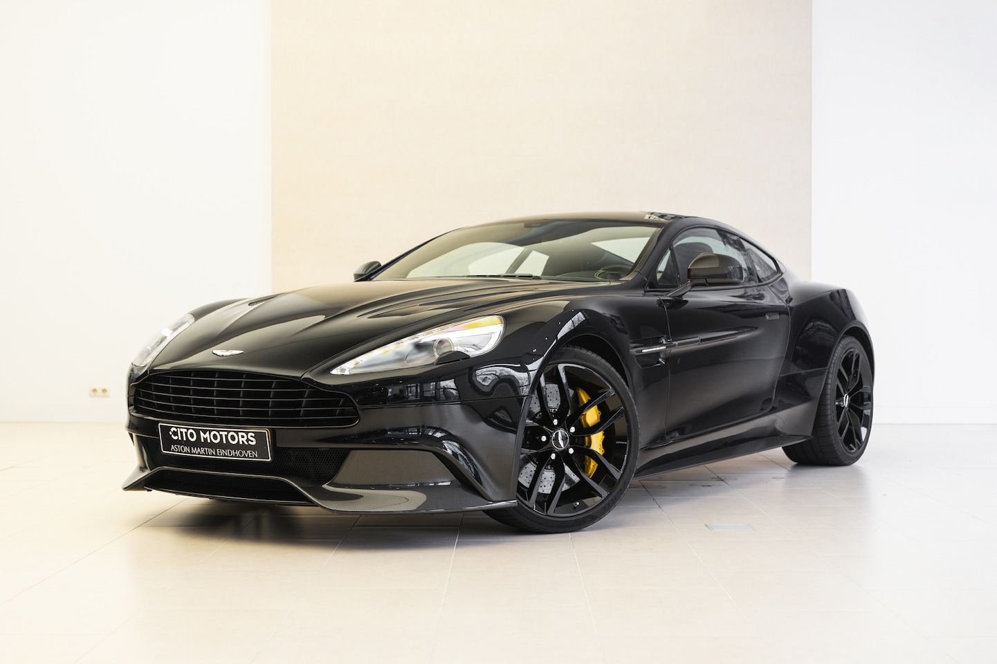 Aston Martin Vanquish - VANQUISH 8-Speed Carbon Black Edition - AutoWereld.nl