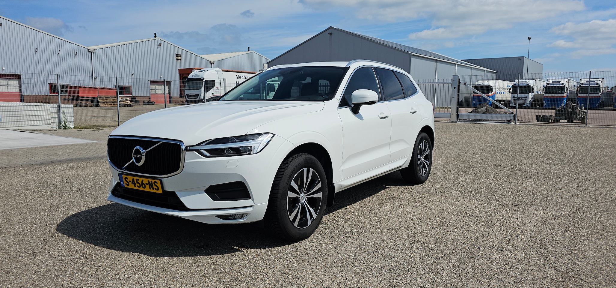 Volvo XC60 - 2.0 B5 Momentum Pro Pilotassist | Cam | Trekhaak - AutoWereld.nl