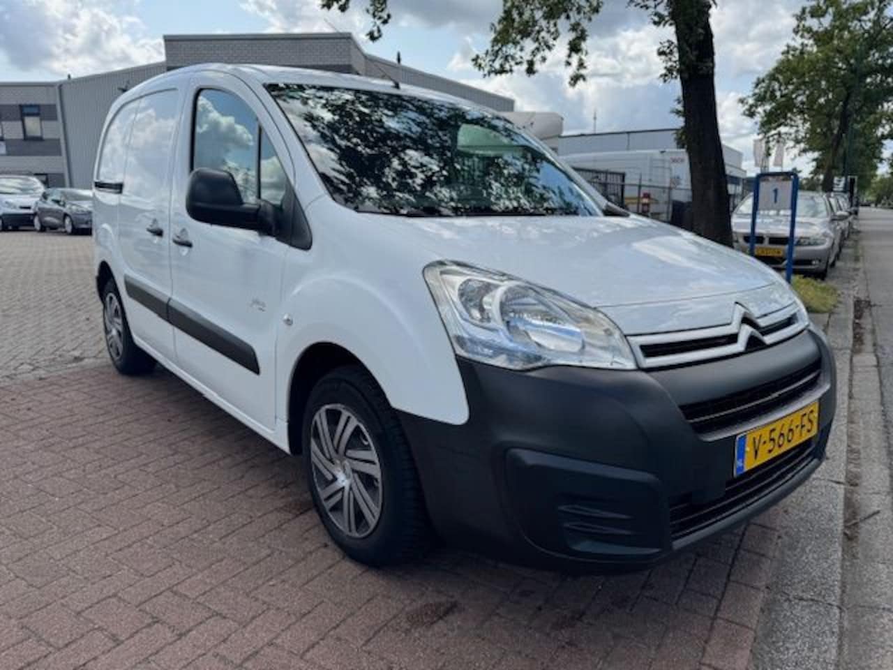 Citroën Berlingo - 1.6 BlueHDI 100 Club Euro6 Economy Automaat 148.000km Airco,Cruisecontrol Marge Auto - AutoWereld.nl