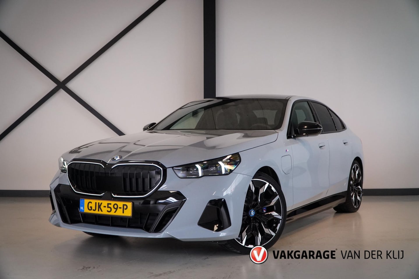 BMW 5-serie - 530e M-Sport Pro | Panorama | Comfort Zetels | B&W | Trekhaak | Stoelvent. | Driving Ass. - AutoWereld.nl
