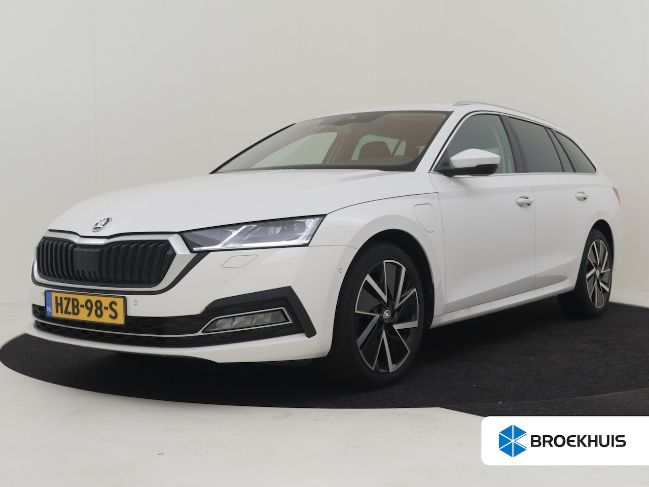 Skoda Octavia Combi - 1.4 TSI iV PHEV First Edition 204pk Dodehoekdetectie | Adaptief cruise control | Park assi - AutoWereld.nl