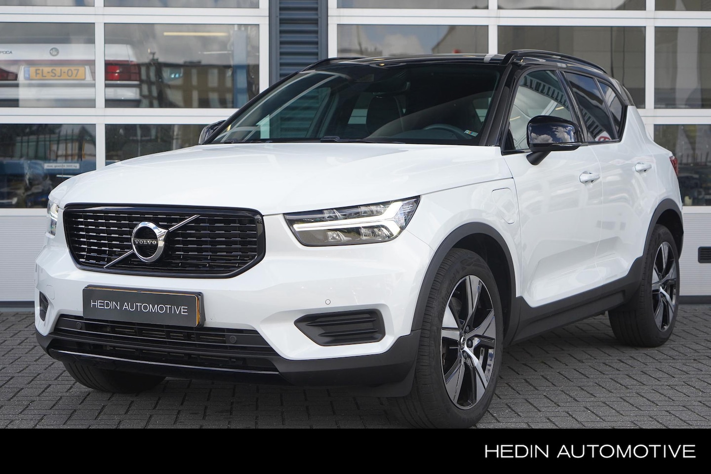 Volvo XC40 - 1.5 T5 Recharge R-Design Elektrisch glazen panorama-dak | Trekhaak elektrisch uitklapbaar - AutoWereld.nl