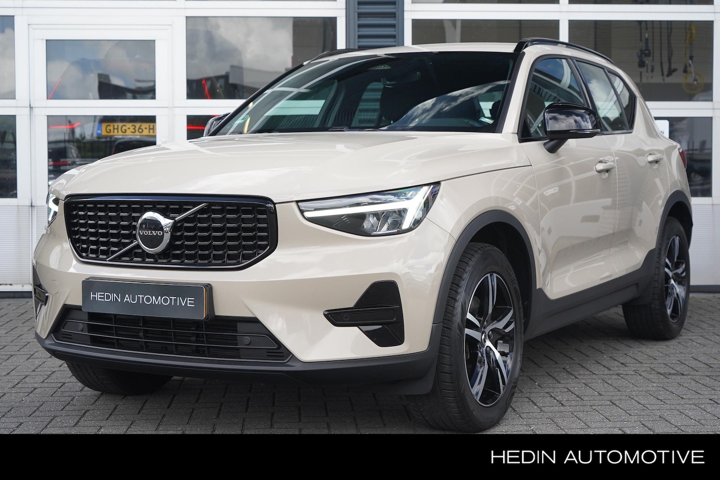 Volvo XC40 - 2.0 B4 Plus Dark Trekhaak elektrisch uitklapbaar | Apple Carplay Android Auto | Verwarmbar - AutoWereld.nl