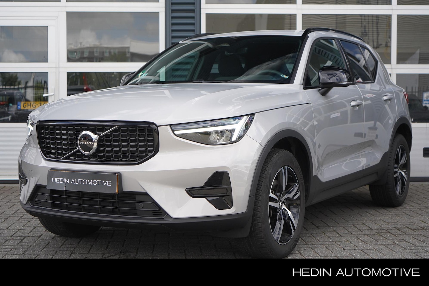 Volvo XC40 - 2.0 B4 Plus Dark Trekhaak elektrisch uitklapbaar | Apple Carplay Android Auto | Verwarmbar - AutoWereld.nl