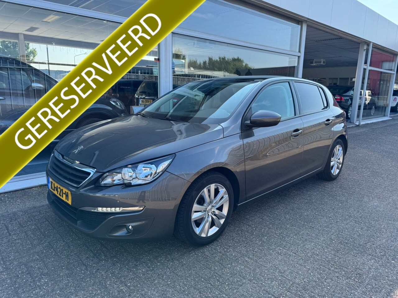 Peugeot 308 - 1.2 PureTech Blue Lease Executive | Airco | Panoramadak | Cruise control | Elektrische ram - AutoWereld.nl