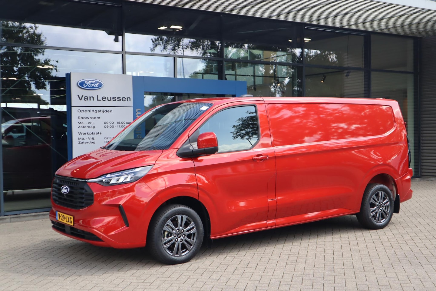 Ford Transit Custom - 320 2.0 TDCI 136PK L2H1 LIMITED 17"LM-VELGEN DRAADLOOS LADEN - AutoWereld.nl