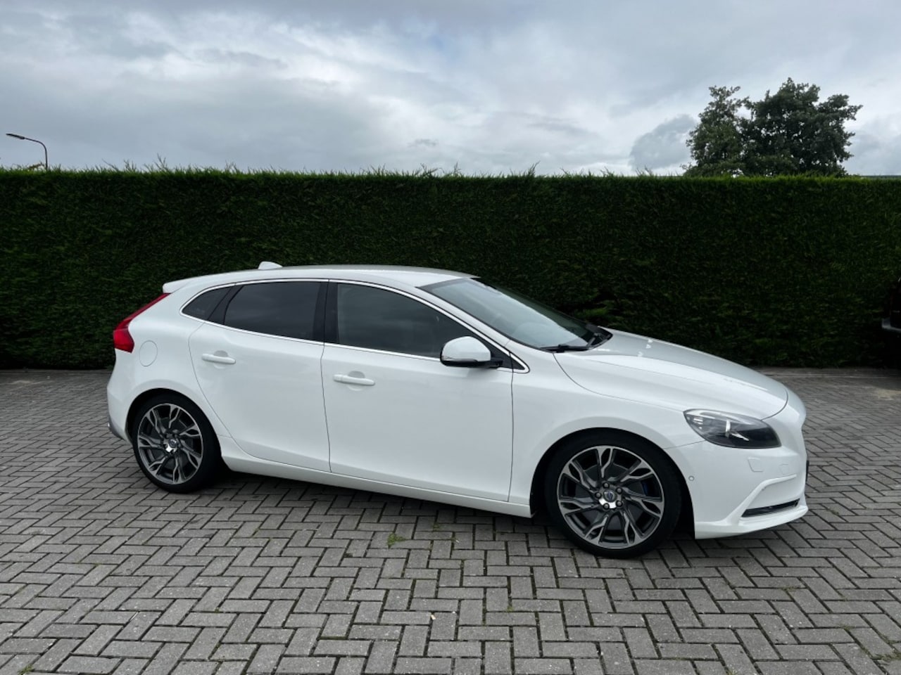 Volvo V40 - 1.6 T3 R-Design Camera I Navi I All-in prijs! - AutoWereld.nl