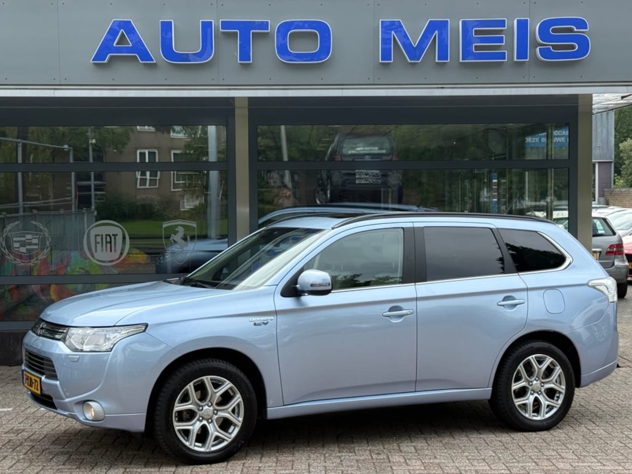 Mitsubishi Outlander - 2.0 PHEV Instyle Schuifdak Leder Navi Camera Clima Cruise - AutoWereld.nl