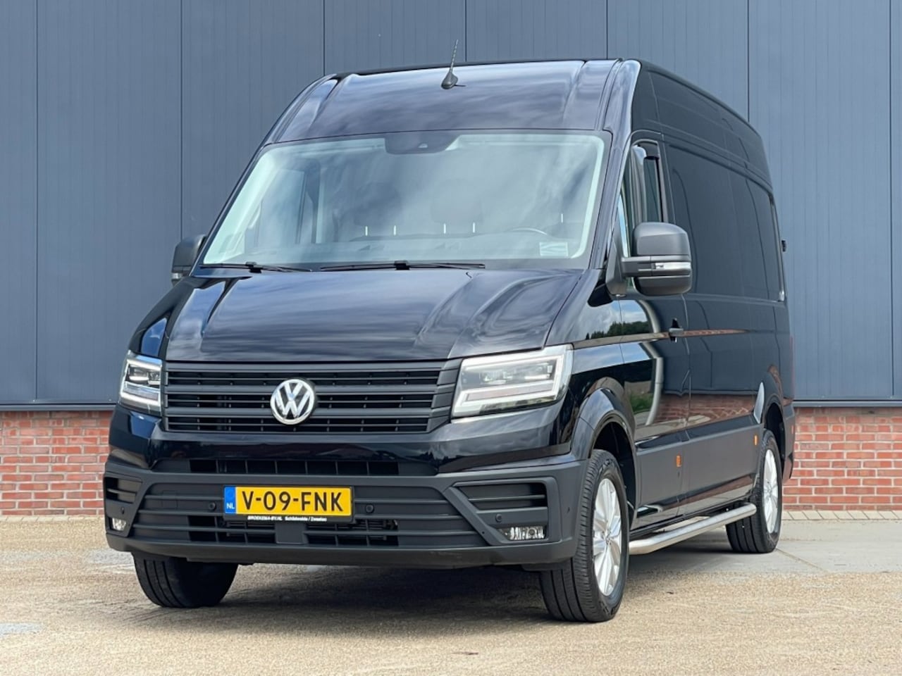 Volkswagen Crafter - 30 2.0 TDI DSG 177pk L3H3 LED / Camera / Massage - AutoWereld.nl
