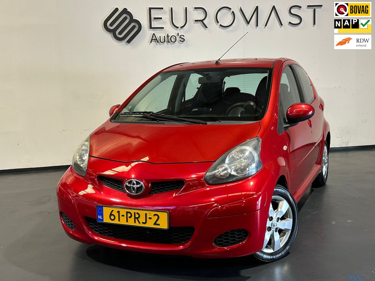 Toyota Aygo - 1.0-12V Aspiration Red Navigator Airco 5d Halfleer Nieuwe Apk - AutoWereld.nl