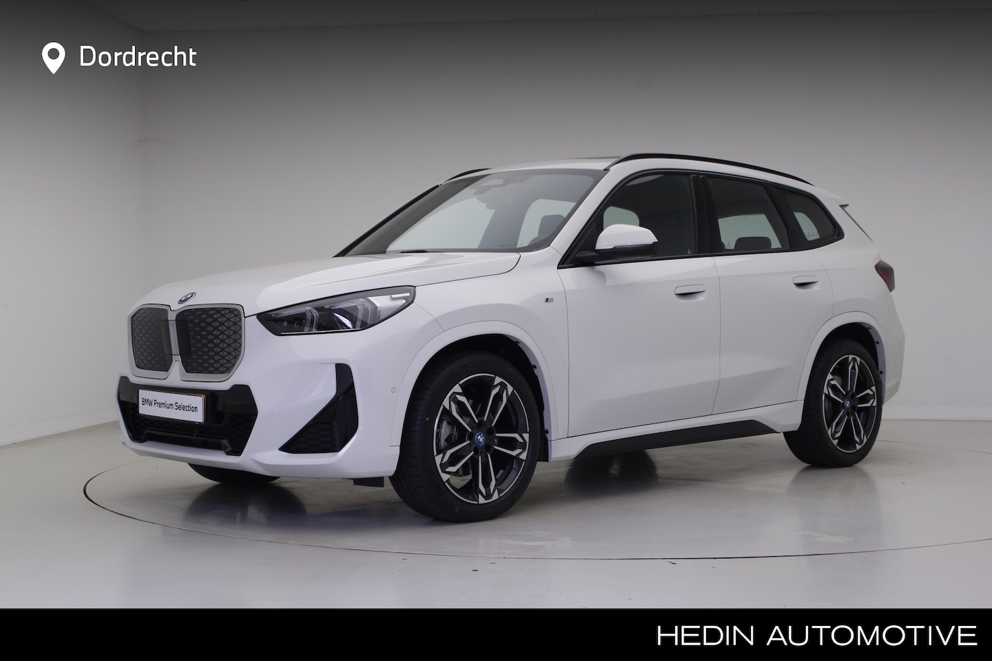 BMW iX1 - eDrive20 67 kWh M-Sport | 19" | Trekhaak | Panorama | Premium Pack - AutoWereld.nl