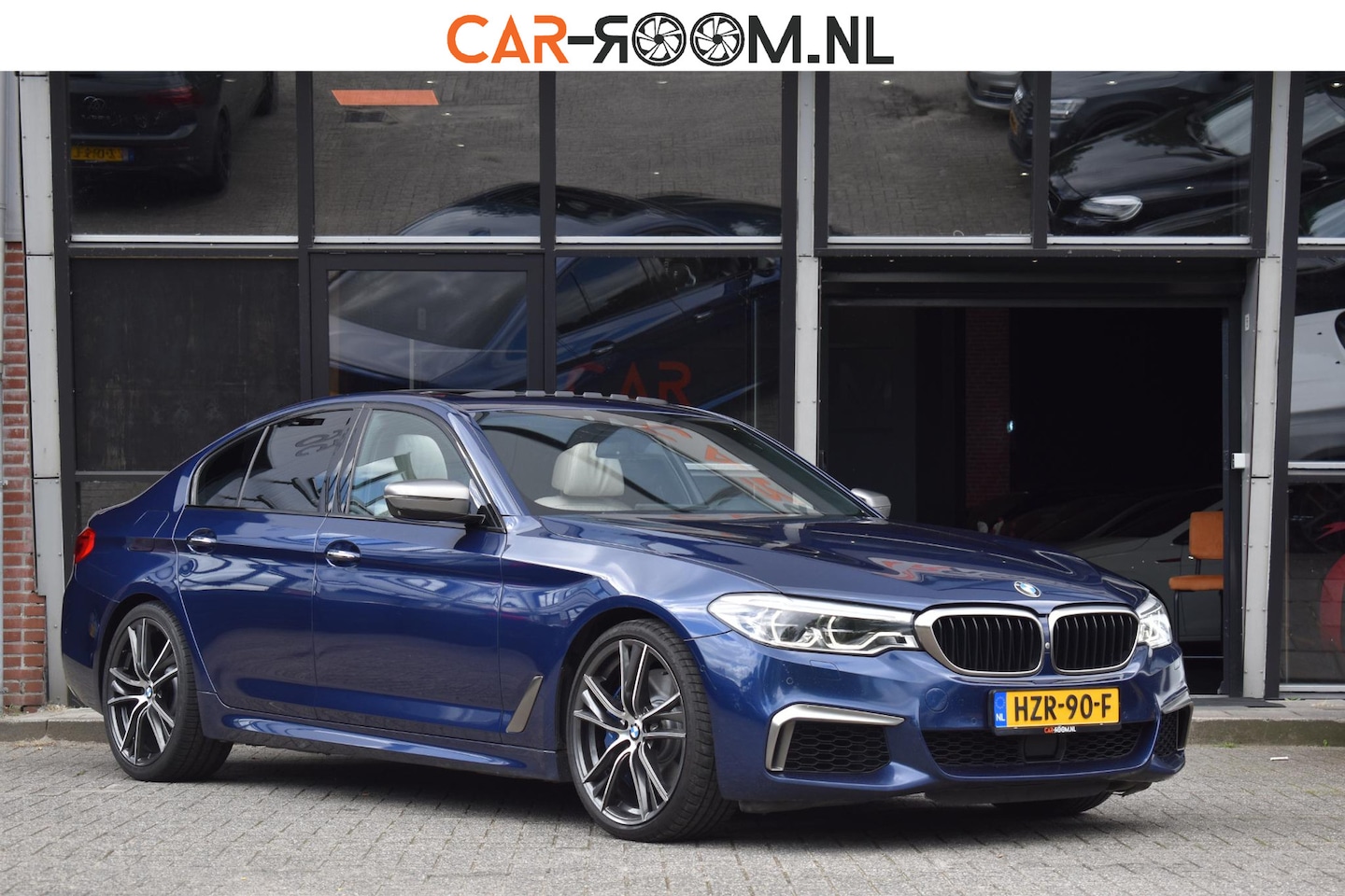 BMW 5-serie - M550i xDrive High Executive HUD Pano Lane ACC B&W Sfeer - AutoWereld.nl